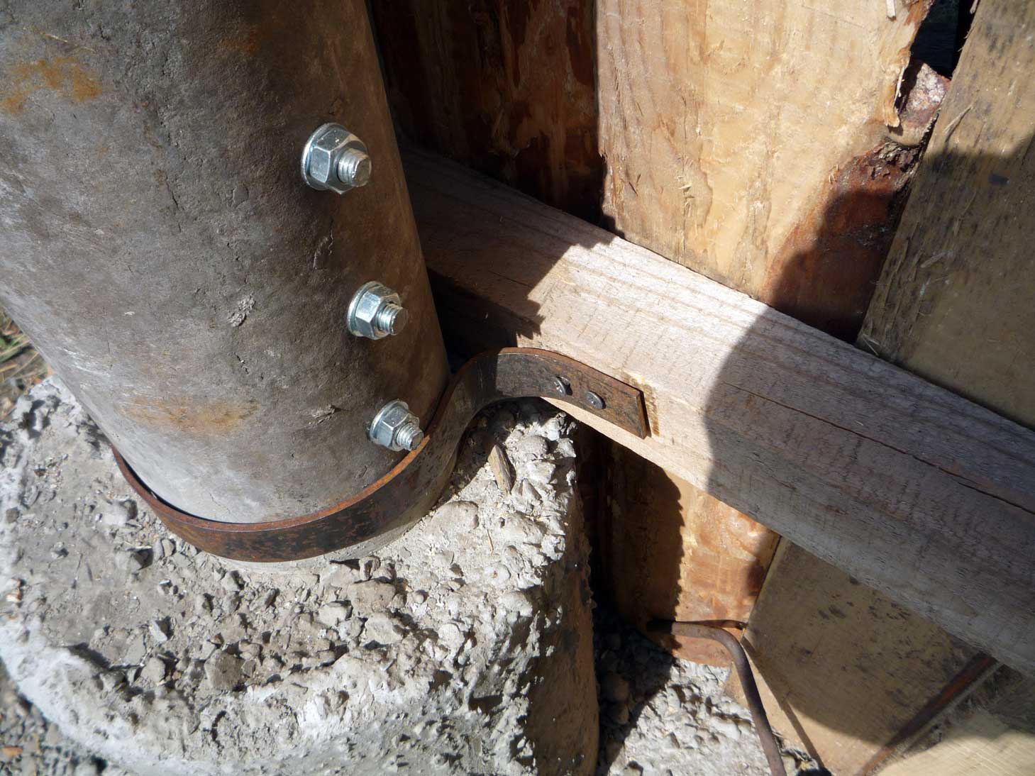 Как прикрепить деревянный брус к металлической трубе. забор из досок на металлических поперечинах. деревянный забор на металлических столбах своими руками: особенности конструкции