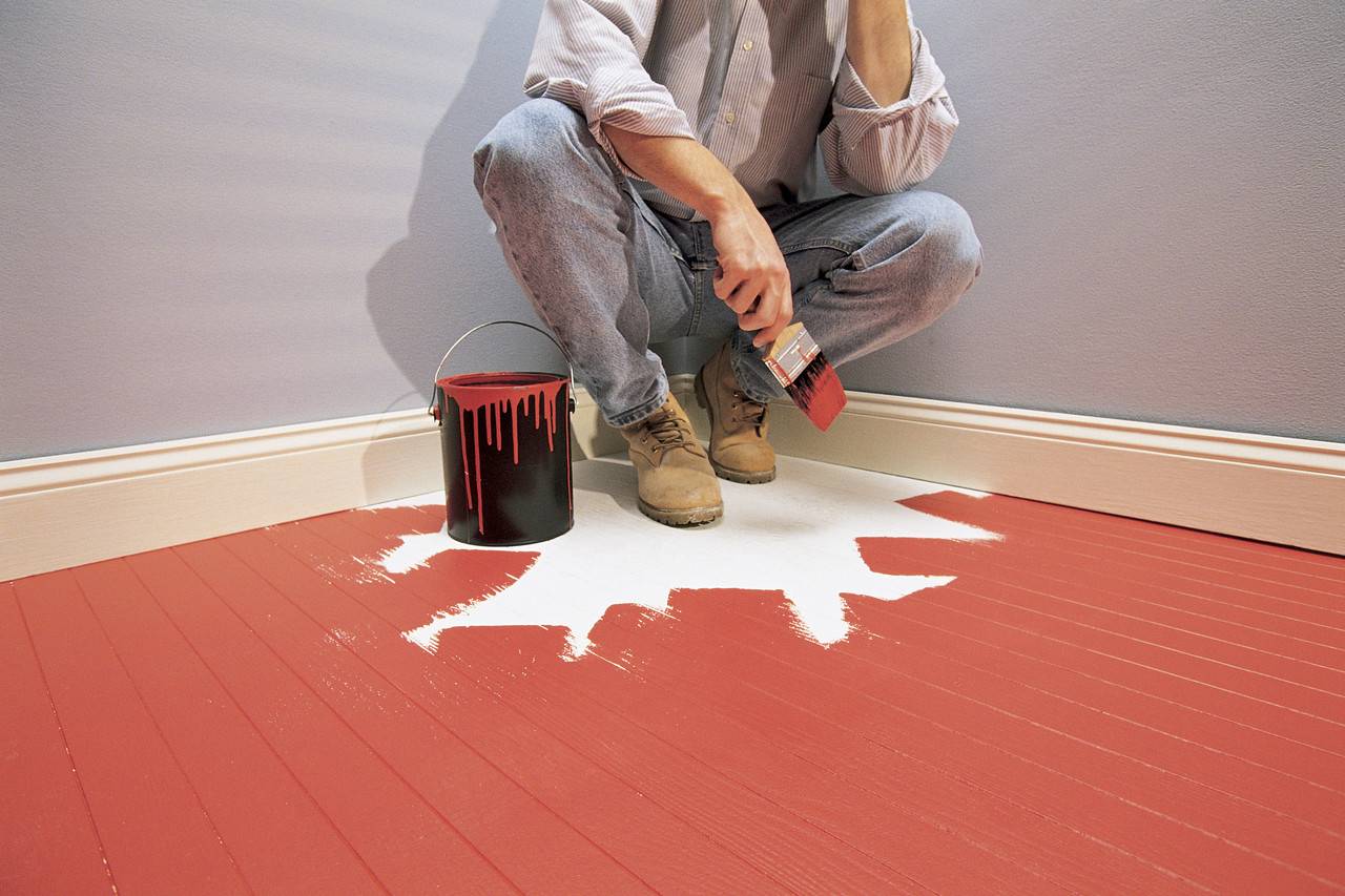 Чем покрасить деревянный пол в доме: выбор защитного покрытия