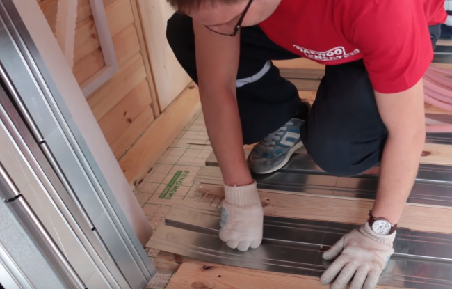 Как положить плитку на деревянный пол в ванной комнате