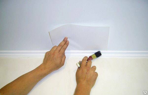 Как покрасить потолочный плинтус, какой краской лучше красить, фото и видео инструкции