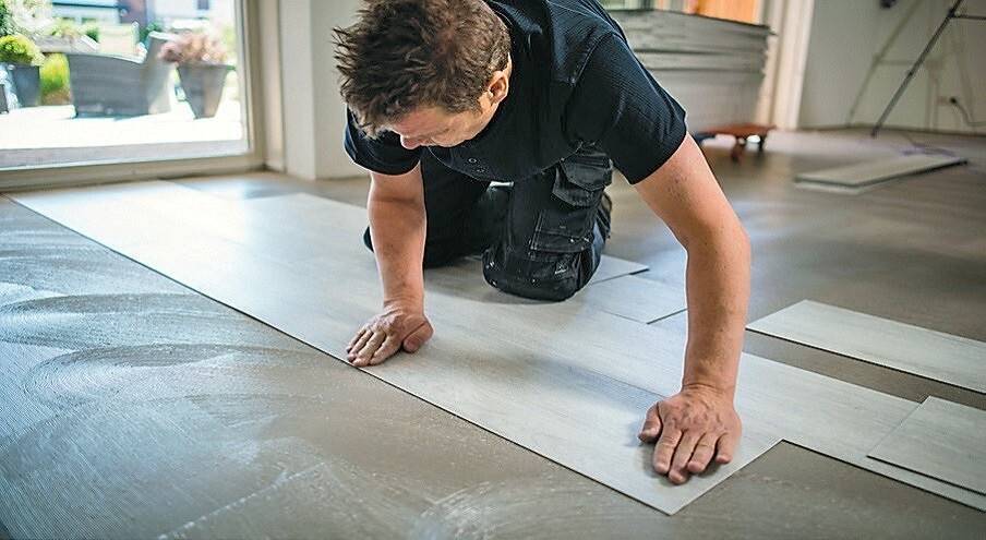 Как стелить линолеум на бетонный пол, что класть под, чем клеить