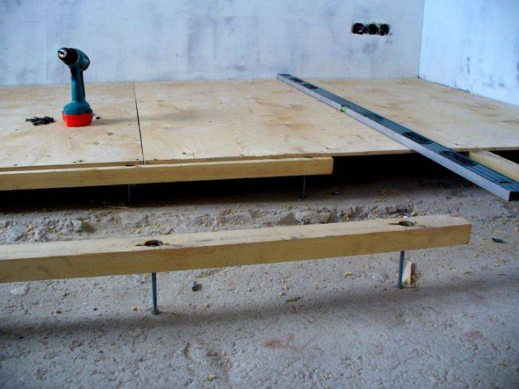 Как положить лаги на неровный бетонный пол? - строительство просто