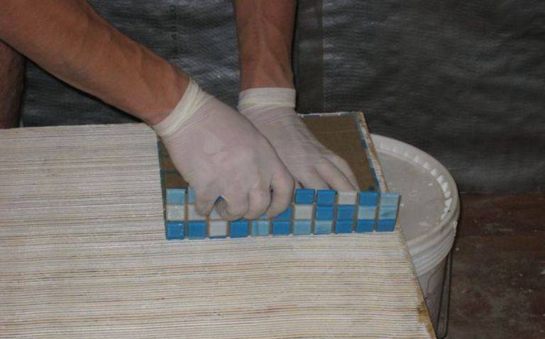 Эластичный клей для плитки на фанеру: зачем нужен и как применять | все о керамограните: информация, вопросы и ответы