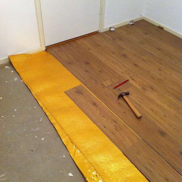 Укладка ламината на бетонный пол: подготовка, монтаж