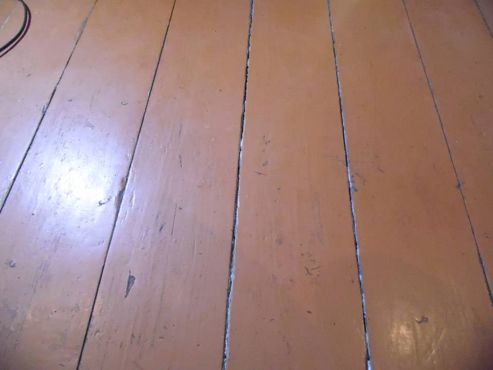 Заделка щелей в деревянном полу: чем замазать трещины между досками, заделка швов герметиком, чем можно зашпаклевать, шпаклевка, как убрать, фото и видео