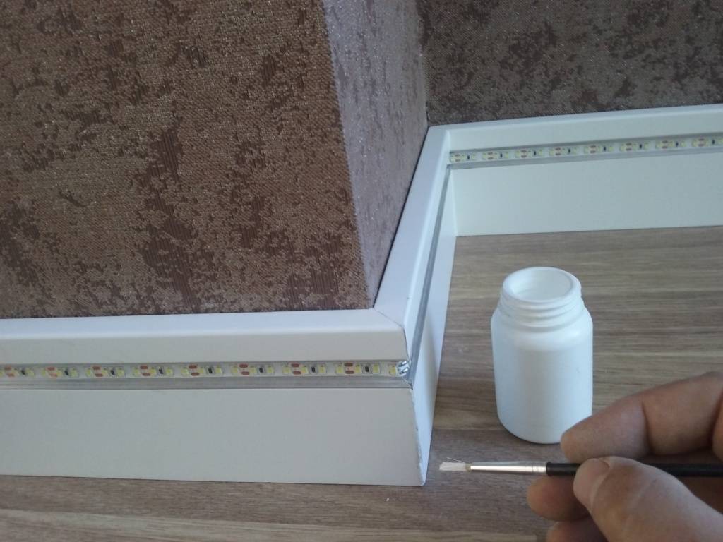 Как выбрать потолочный плинтус для светодиодной ленты - методы крепления, монтаж своими руками