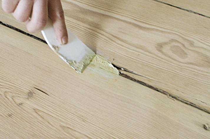 Заделка щелей в деревянном полу - как и чем лучше проводить ремонт