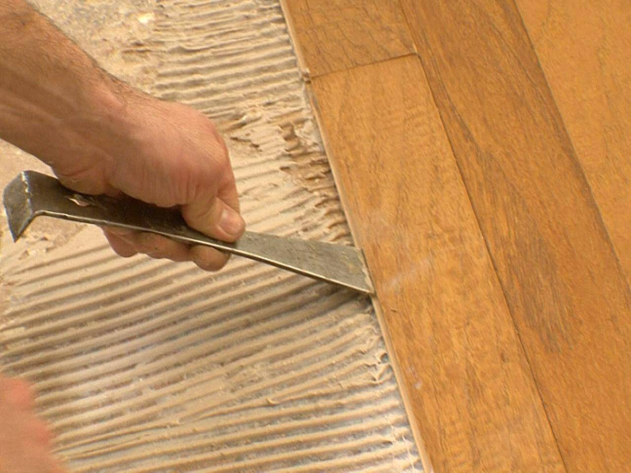 Как стелить ламинат на деревянный пол своими руками?