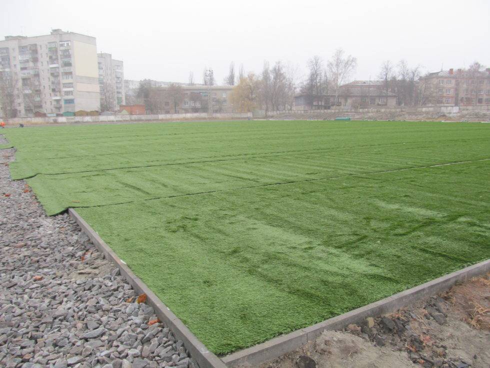 Выбор, укладка и уход за искусственной травой для футбольного поля