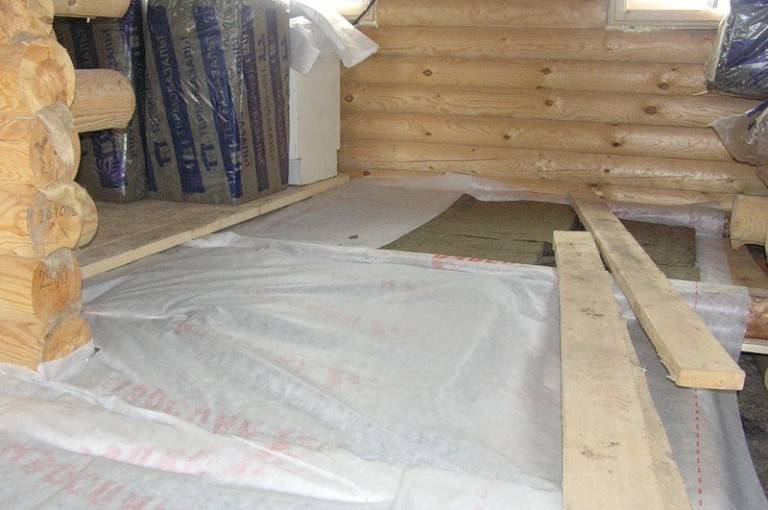 Гидроизоляция деревянного пола в деревянном доме: материалы и процесс