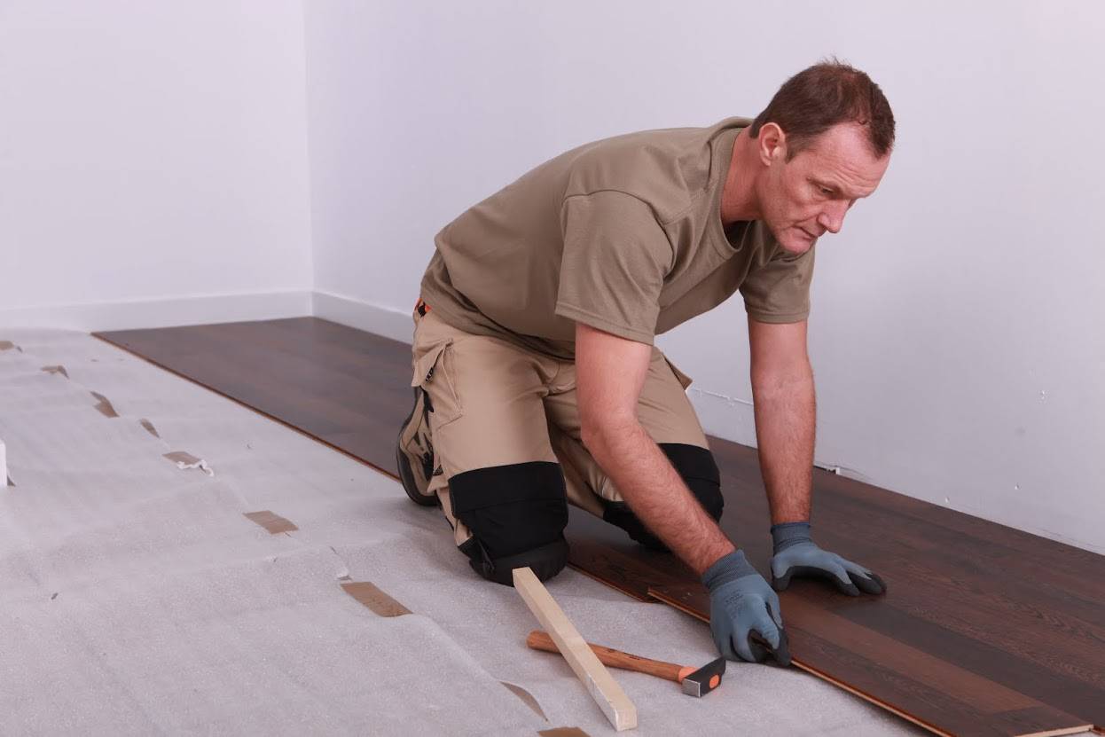 Как постелить ламинат своими руками на бетонный пол: инструкция.