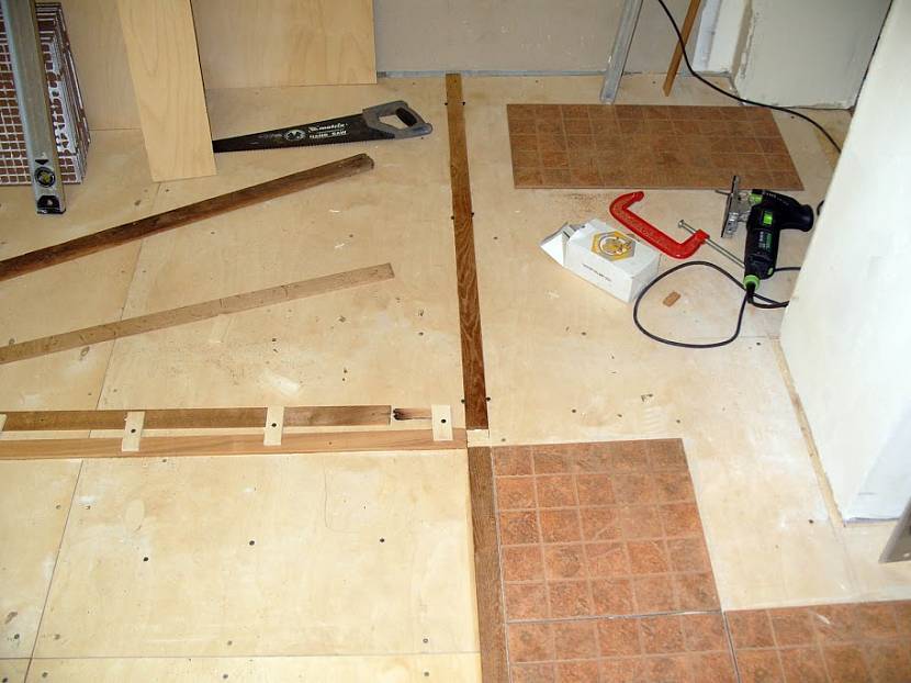 Укладка плитки на деревянный пол. пошаговое руководство