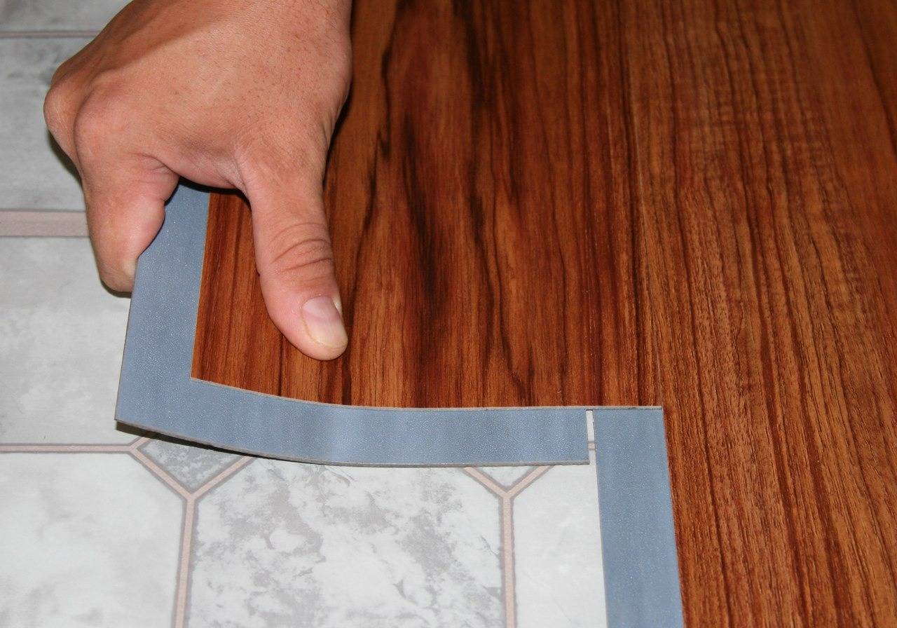 Укладка пвх или кварцвиниловой плитки на пол: процесс монтажа и инструмент