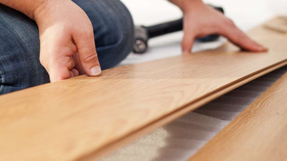 Как правильно класть ламинат на деревянный пол