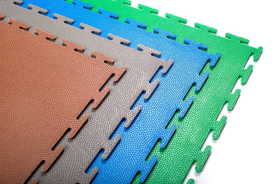 Модульные напольные пвх покрытия для производств и промышленности. напольное пвх покрытие. полы на производстве.