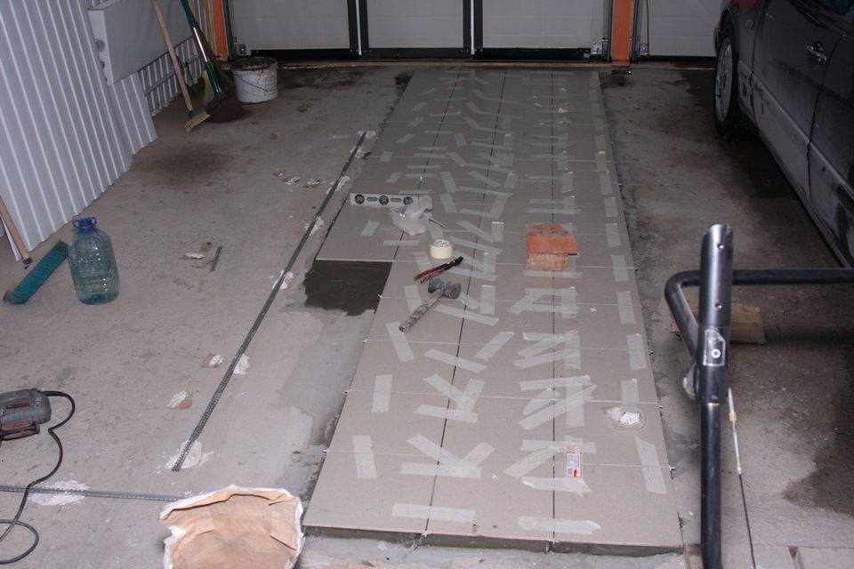 Плитка на пол в гараж: видео-инструкция по монтажу своими руками, тротуарное плиточное напольное покрытие, фото
