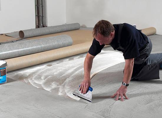 Укладка линолеума на бетонный пол: все способы + инструкции!