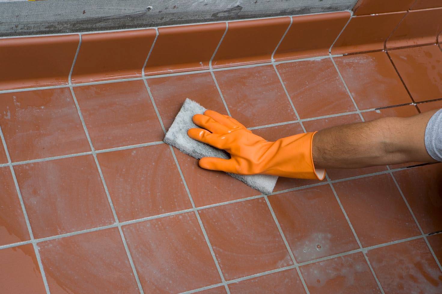 Как убрать строительную пыль после ремонта в квартире? чем отмыть пол, потолок, стены?