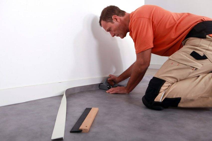 Как постелить линолеум - видео, на бетонный и деревянный пол