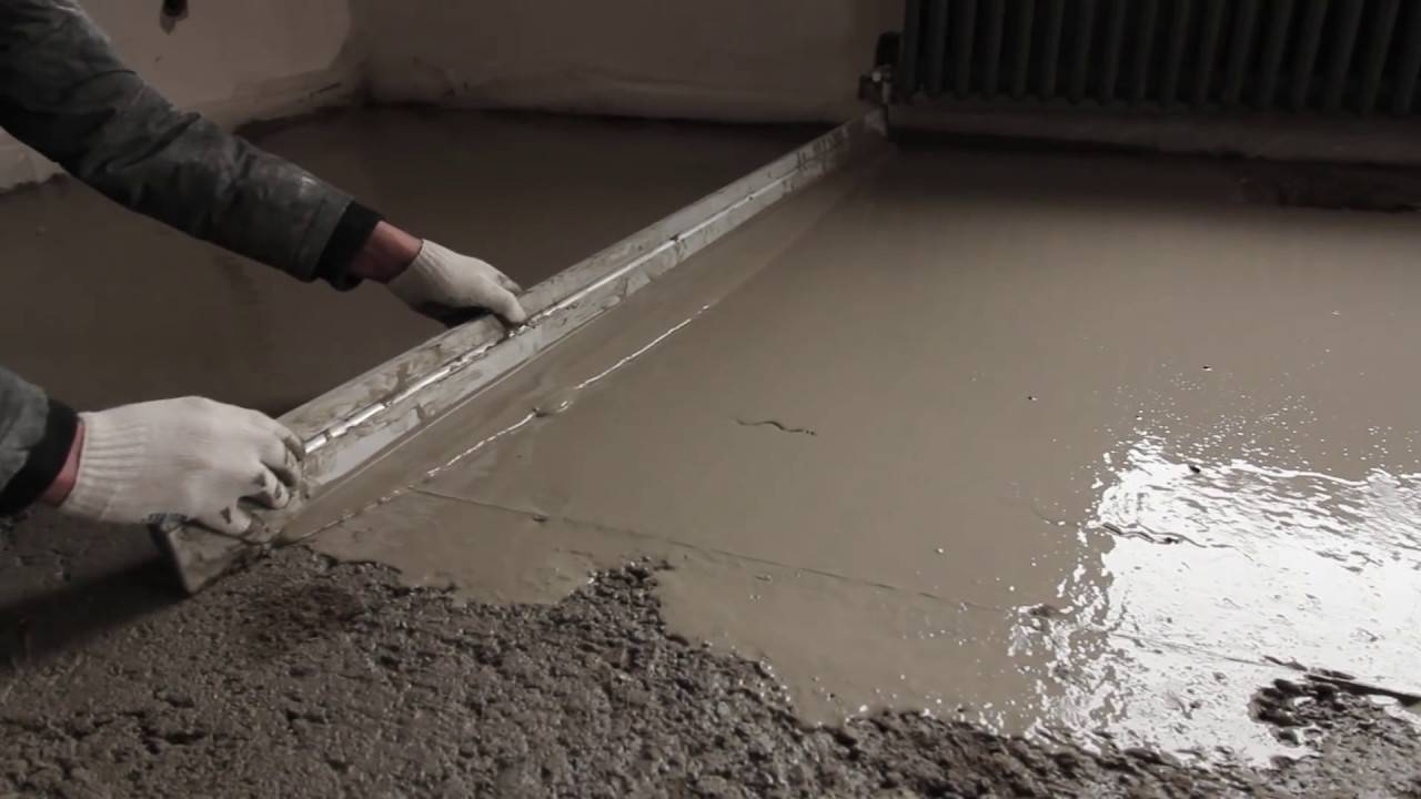 Устройство и технология укладки выравнивающей цементно-песчаной стяжки пола своими руками.