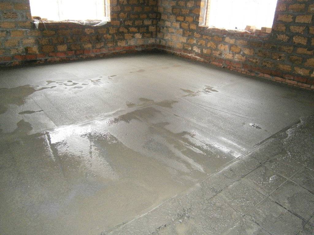 Что постелить на бетонный пол в доме? - строительство просто