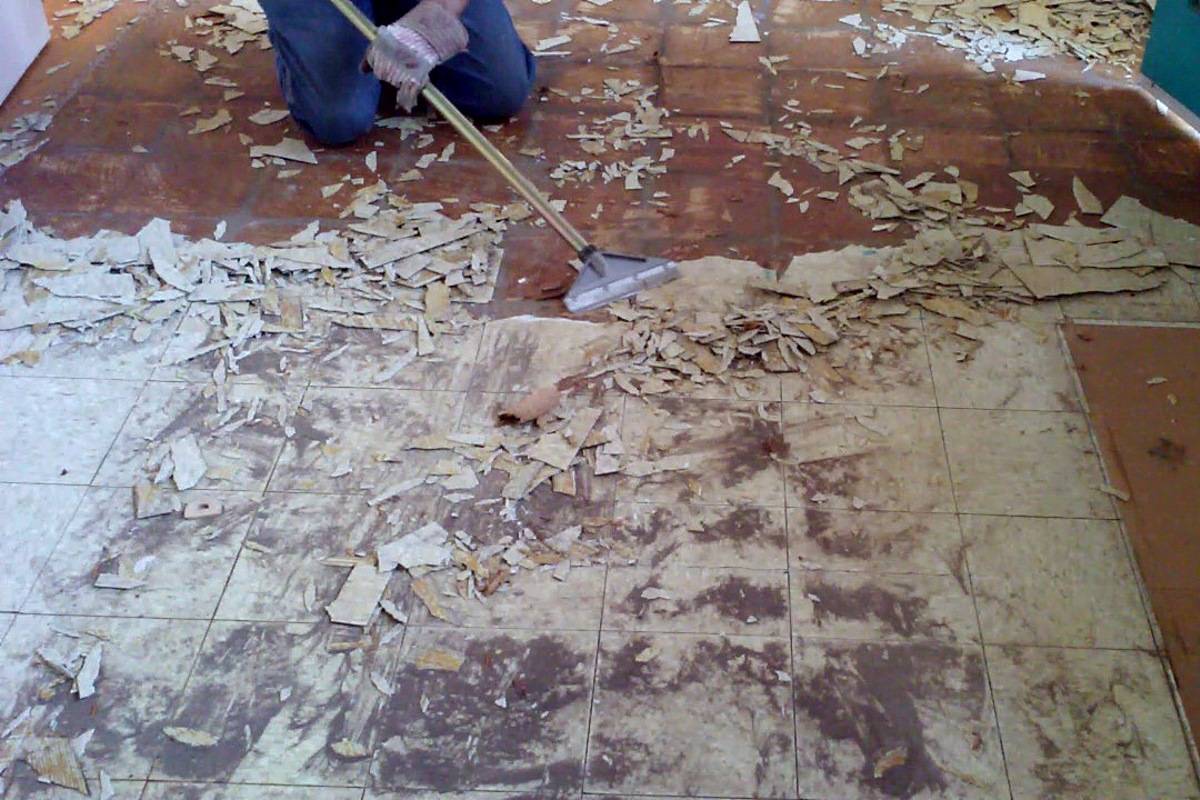 Как снять старый линолеум приклеенный к полу: поэтапный демонтаж