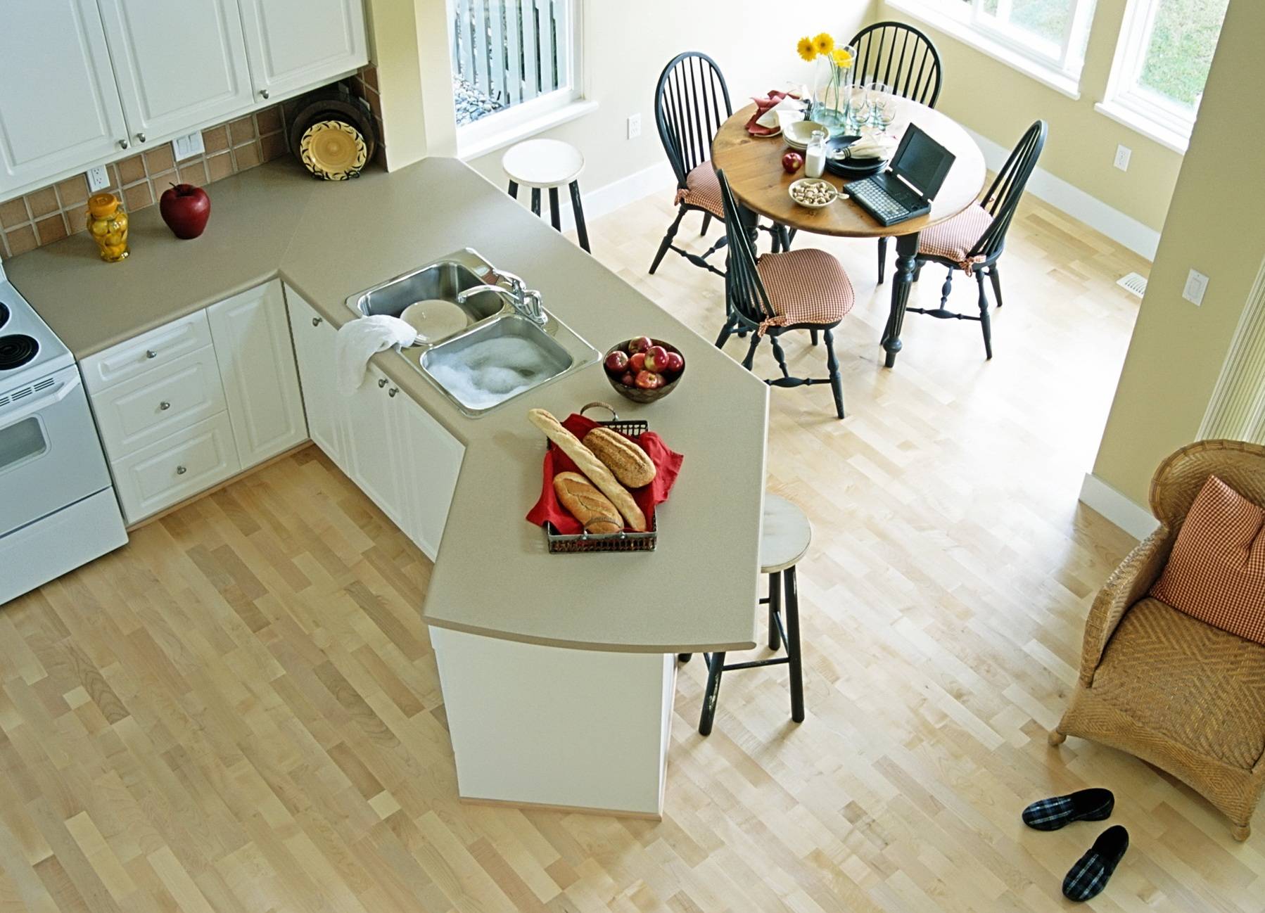 Пол на кухне: что лучше и какой сделать, советы по выбору напольного покрытия