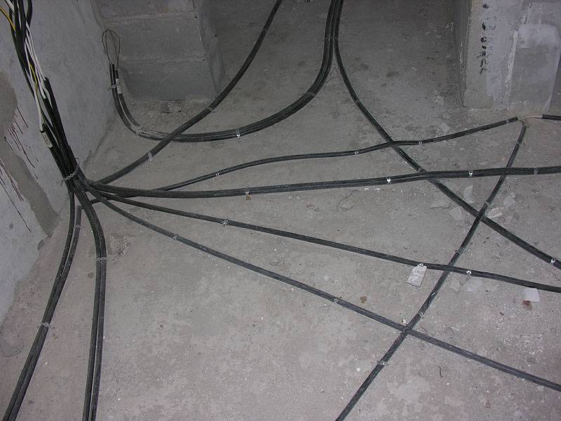 Электрическая проводка в полу под стяжкой в деревянном доме