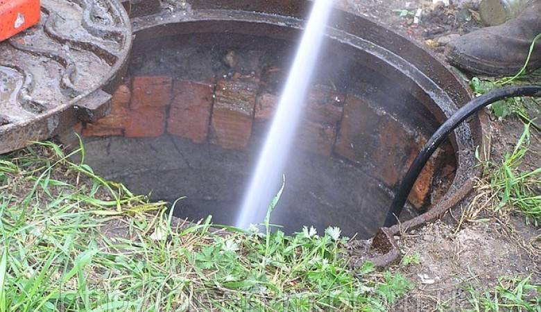 Как прочистить канализационные трубы в частном доме: устранение засоров