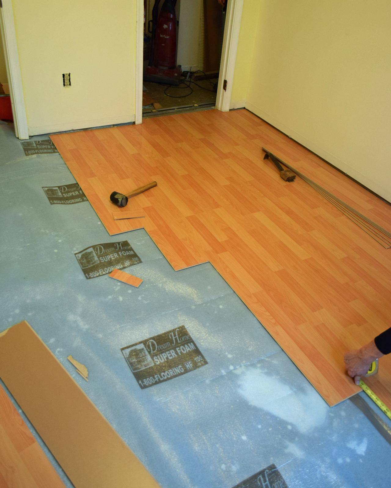 Укладка ламината на бетонный пол с подложкой: инструкция