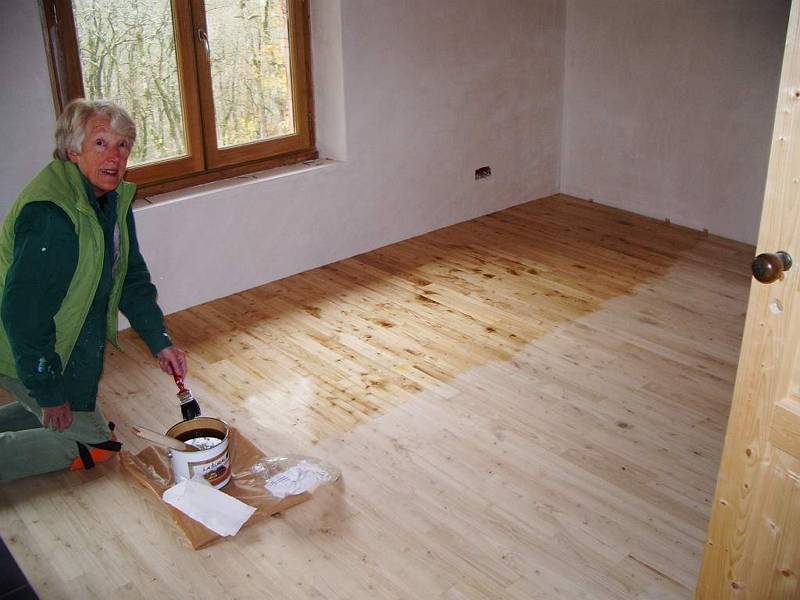 Чем покрасить деревянный пол в доме — выбор материала и порядок работ