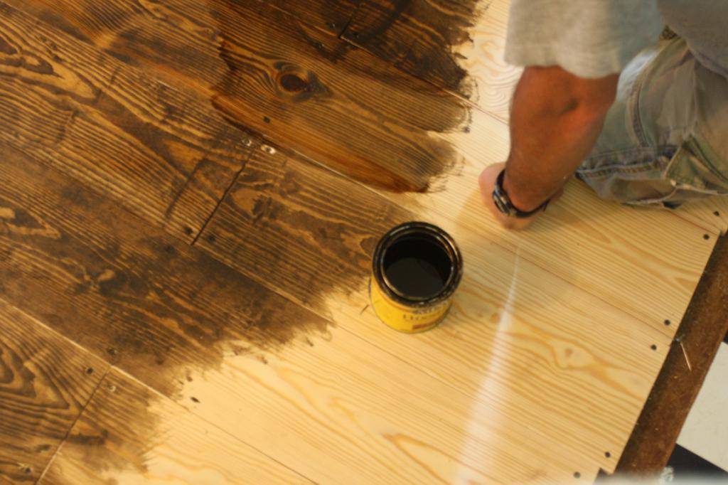 Чем покрыть деревянный пол в доме: виды покрытий, особенности