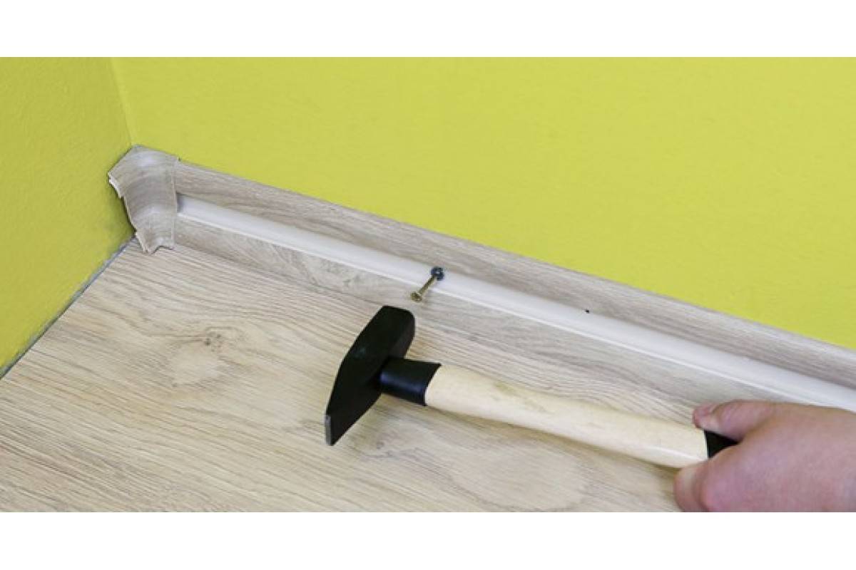 Плинтус напольный: как крепить к полу, как устанавливать пластиковые и деревянные плинтуса, крепление, как приделать, фото и видео