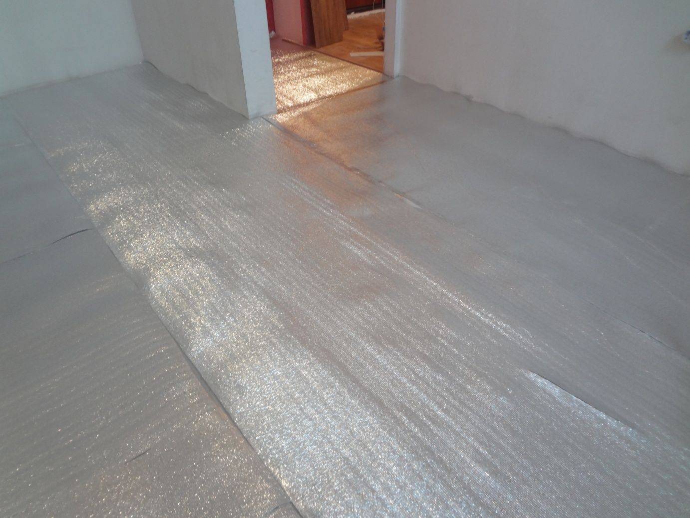 Как класть линолеум на бетонный пол, использование подложки