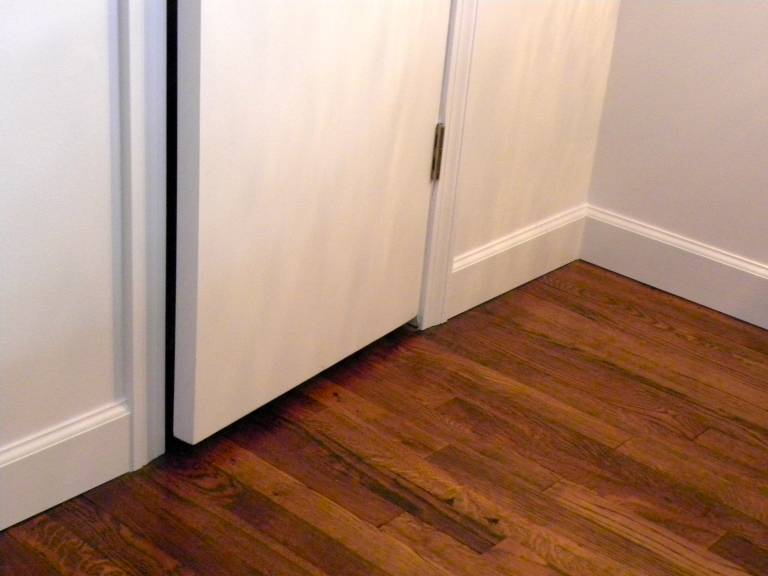 Укладка ламината в дверном проеме: как укладывать своими руками, видео-инструкция по отделке, фото