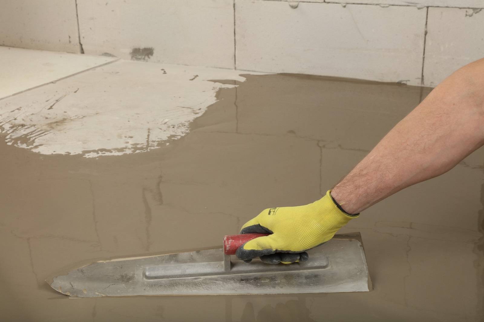 Как и чем выровнять бетонный пол: современные технологии и материалы