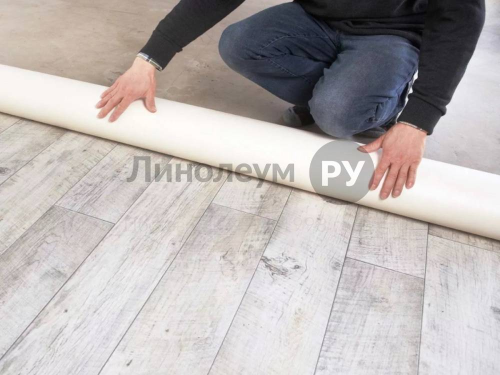 Как стелить линолеум на деревянный пол
