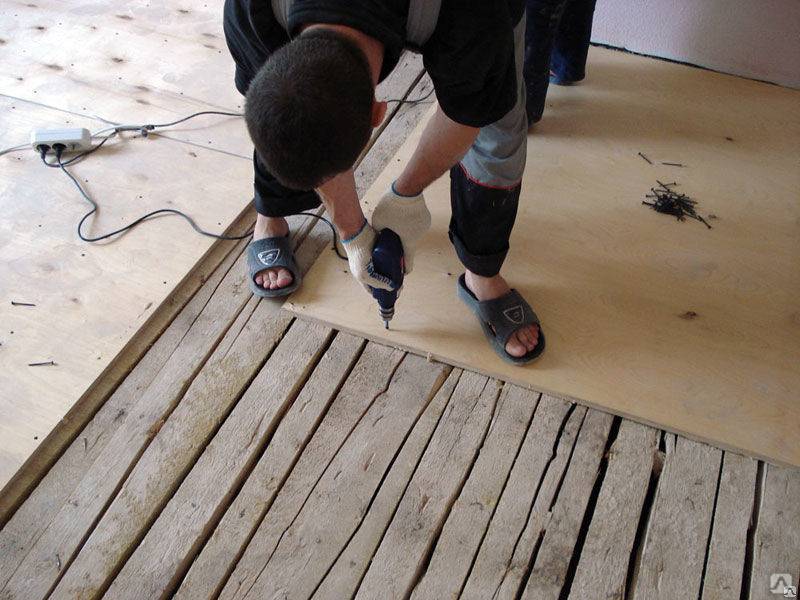 Как уложить линолеум на деревянный пол в доме своими руками на фанеру и клей- обзор +видео