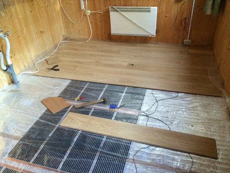 Теплый пол под ламинат на деревянный пол (электрический, водяной)