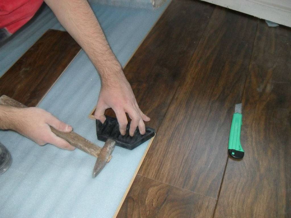 Укладка ламината на деревянный пол: пошаговая инструкция