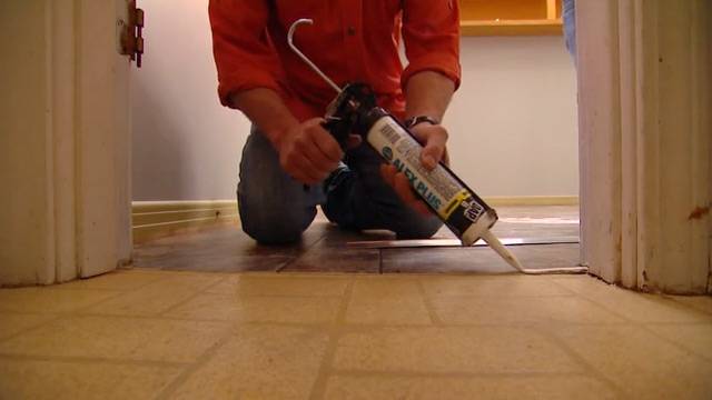 Как приклеить линолеум к бетонному полу: чем приклеить и технология укладки линолеума на клей
