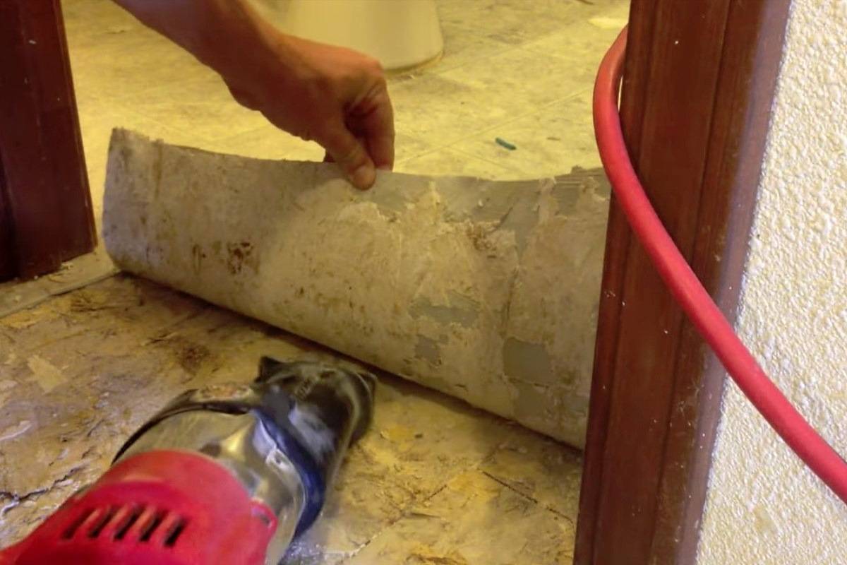 Демонтаж линолеума: как снять, убрать старый приклеенный линолеум к полу, как удалить с бетонного пола, фото и видео