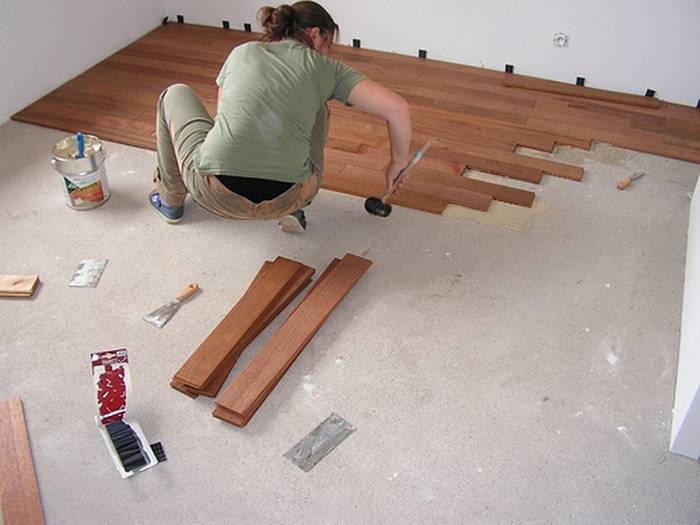 Укладка ламината на деревянный пол: как положить, выровнять своими руками, можно ли постелить, укладка фанеры, видео