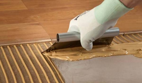 Чем приклеить линолеум к бетонному полу? выбор клея и технология укладки