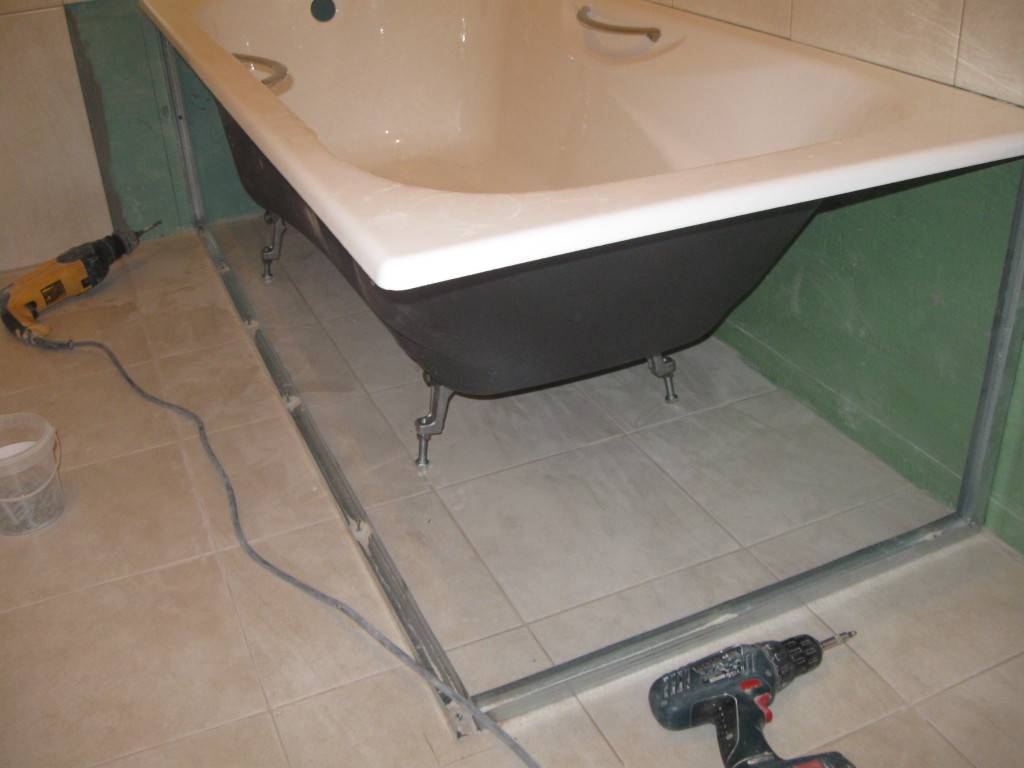 Как закрепить ванну к стене и полу чтобы не шаталась — пошаговое видео и фото