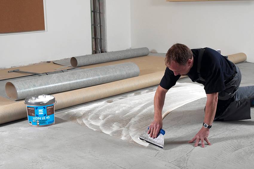 Как выровнять пол под линолеум — способы обработки бетонной и деревянной основ