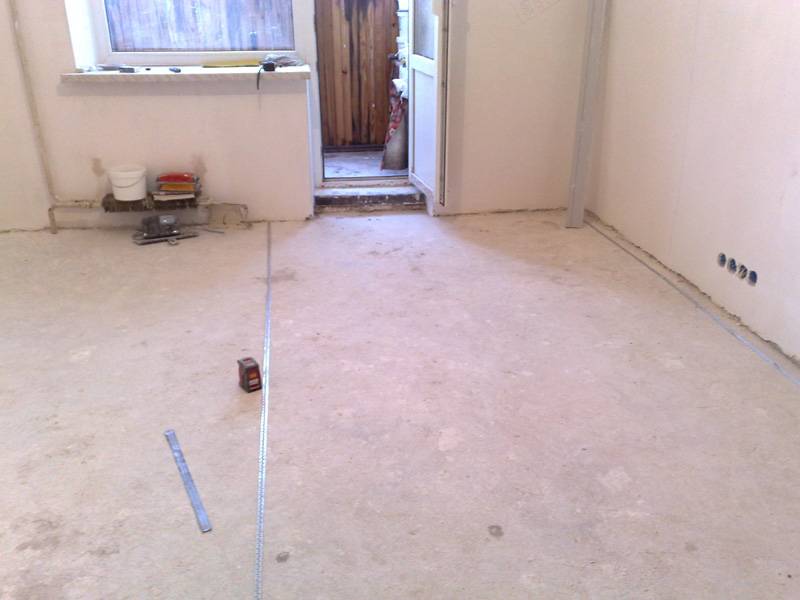 Как выровнять пол в квартире без стяжки. чем выровнять бетонный пол с перепадами более 3 см | дома на века