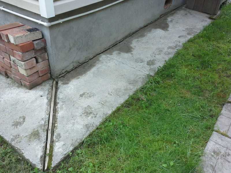 Чем заделать трещины в отмостке вокруг дома, залить швы в бетоне, обработать от разрушения бетонную, гранитную, конструкцию из тротуарной плитки?