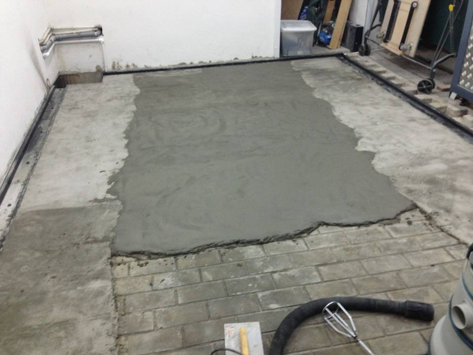 Заливка пола в гараже бетоном: как правильно залить стяжку ровно, пошаговое руководств