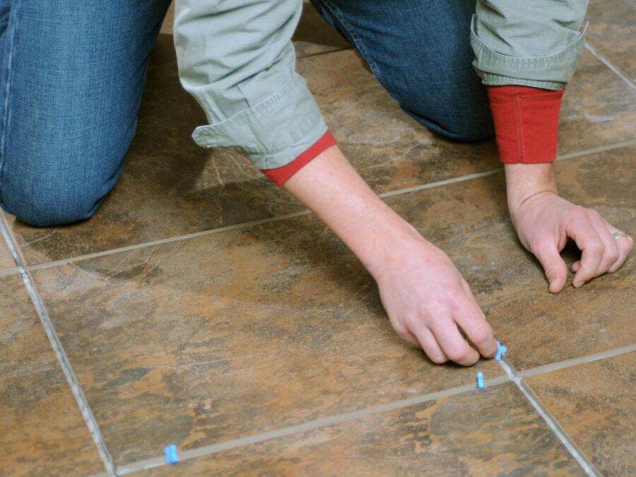 Как класть плитку на пол и что для этого необходимо знать?
